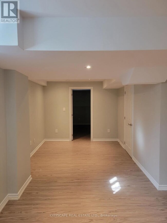 Photo du bâtiment - 593 Ray Lawson Blvd