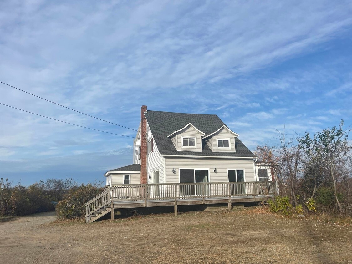 205 Ocean Blvd Unit first level, Seabrook, NH 03874 Apartment for