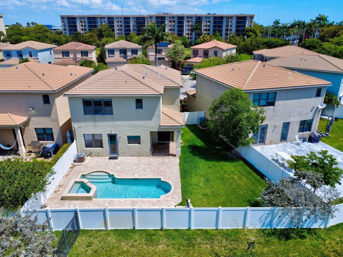 Foto principal - 972 NE 193rd Terrace