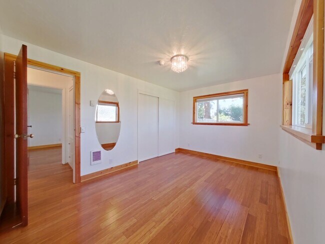 Building Photo - Charming & Updated 2-Bedroom Home with Uni...
