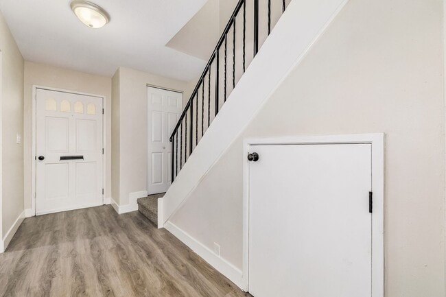 Building Photo - LVCC 3 BD 2.5 Ba Townhouse overlooking the golf course!  RECENTLY REFURBISHED with Beautiful upgr...