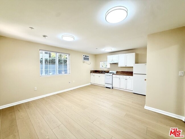 Foto del edificio - 364 N San Vicente Blvd