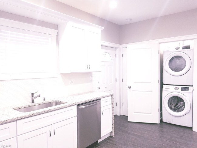 Foto del edificio - 3 br, 1 bath  - 2303 S Sacramento Ave