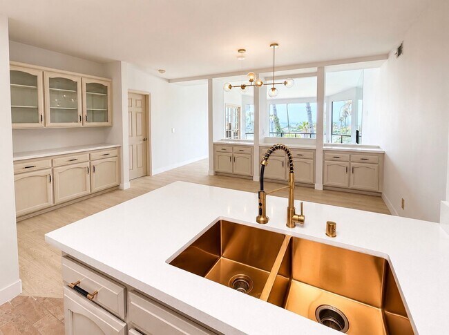 Foto del edificio - 2 Bedroom 2 Bath Bay Park Condo with Stunning Mission Bay Views!!