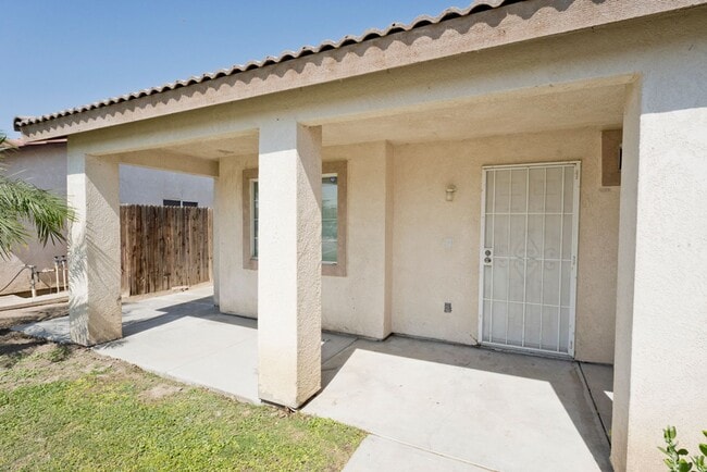 Building Photo - SW-Bakersfield 3 bedrooms 2 baths house