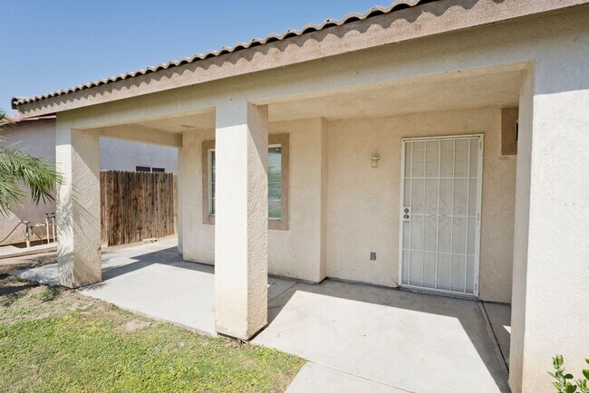 Foto del edificio - SW-Bakersfield 3 bedrooms 2 baths house