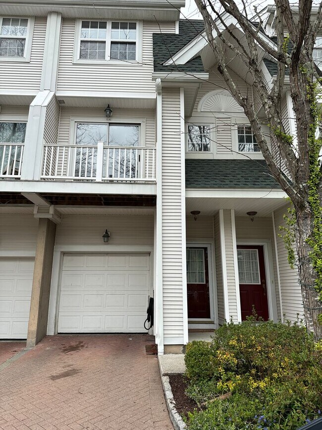 Building Photo - Spacious 2 bed / 1.5 bath Townhouse Availa...
