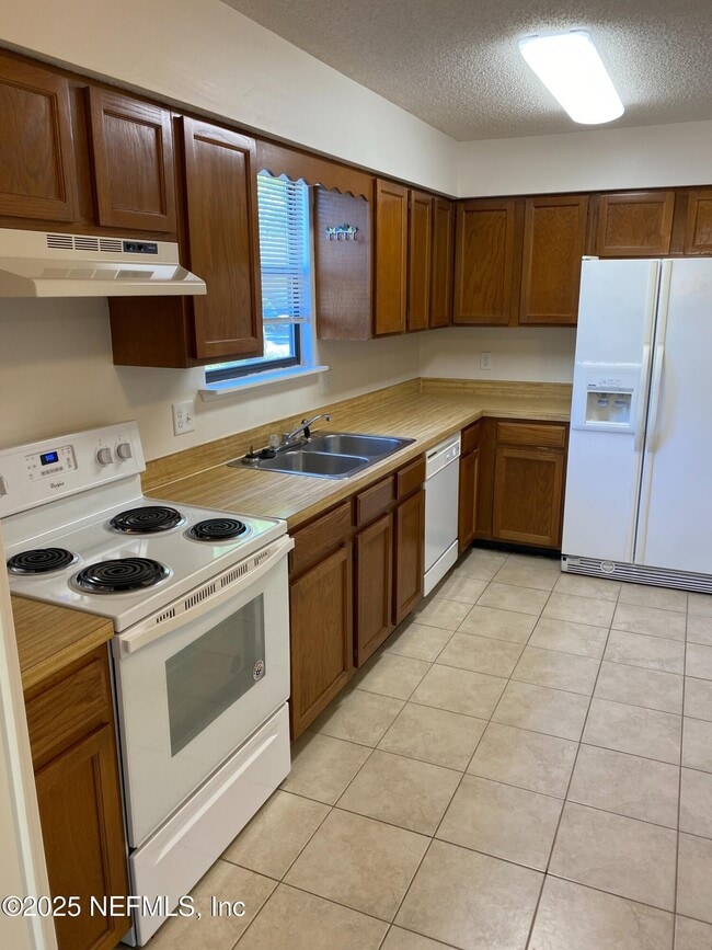 Foto del edificio - 12924 Tree Way Ln