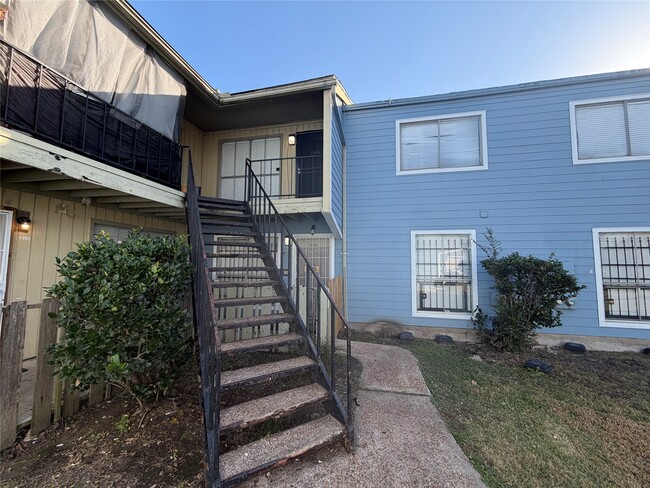 Building Photo - 5625 Antoine Dr