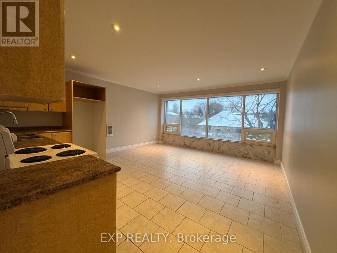 Photo principale - 258-258 Lakeshore Rd E