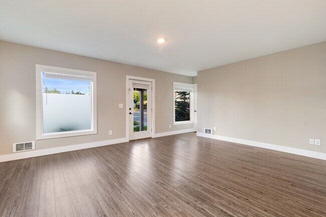 Building Photo - Newly Renovated and Modern 2BR Apartments in Columbia City