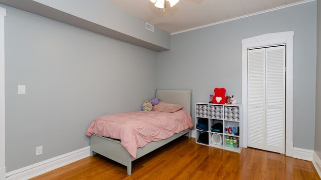 Foto del edificio - 2339 N Kostner Ave