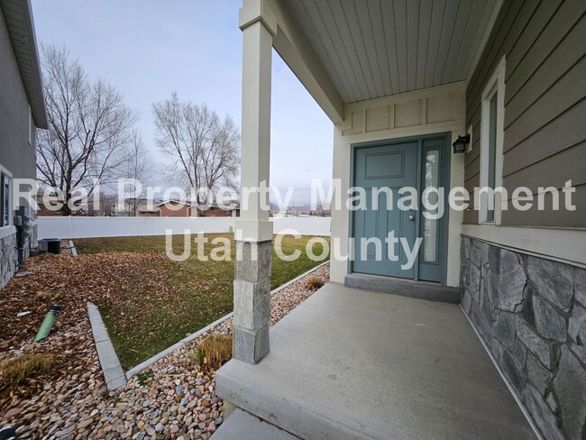 Building Photo - Orem Townhome Central to City Center