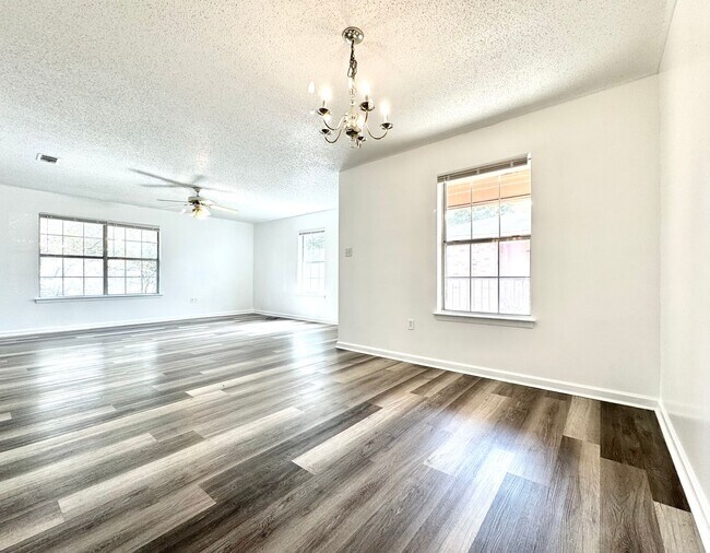 Building Photo - Three Bedroom Apartment with Spacious Dining and Living Area