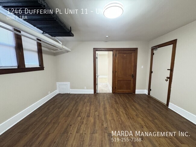 Photo du bâtiment - SPACIOUS BACHELOR GILES & DUFFERIN + HYDRO