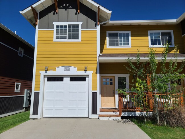 Foto del edificio - Beautiful 3 Bed 2.5 Bath Town house with A...