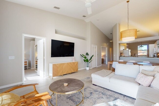 Building Photo - 350 Robin Hood Cir