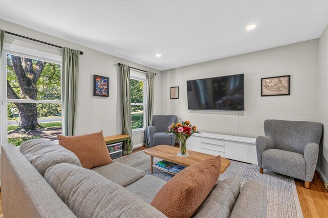 Foto del edificio - 723 Forest Ridge Dr