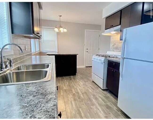 Foto del edificio - 5258 W Henderson St