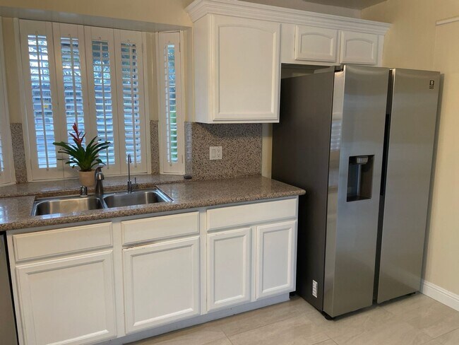 Building Photo - Updated and Charming 4 bedroom + Office/De...