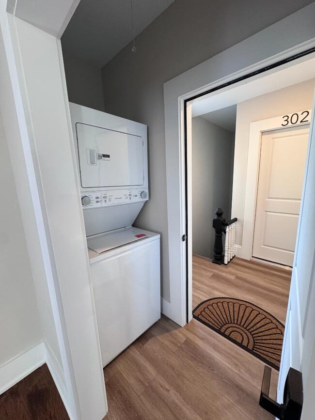 Foto del edificio - 300 E 3rd St