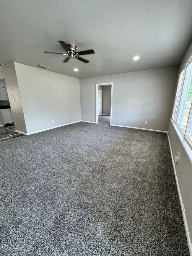 Building Photo - 3 bedroom in the Heart of town.