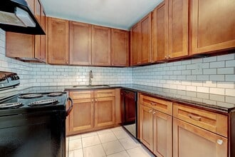 Building Photo - 949 Teetshorn St