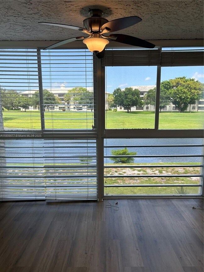 Foto del edificio - 9230 Lagoon Pl