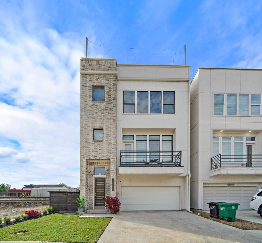 Primary Photo - 1603 Holly St