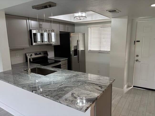 Foto del edificio - 1704 University Ln