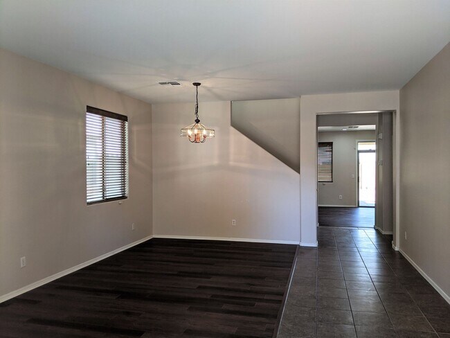Building Photo - 4 Bedroom Home Near W Southern Ave and S 7...