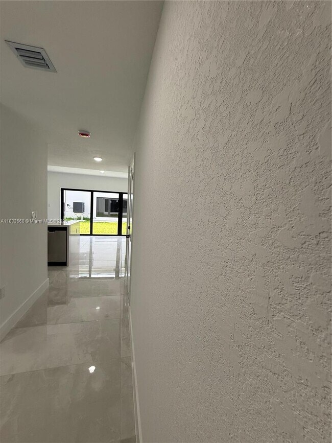 Foto del edificio - 1353 NW 1st St