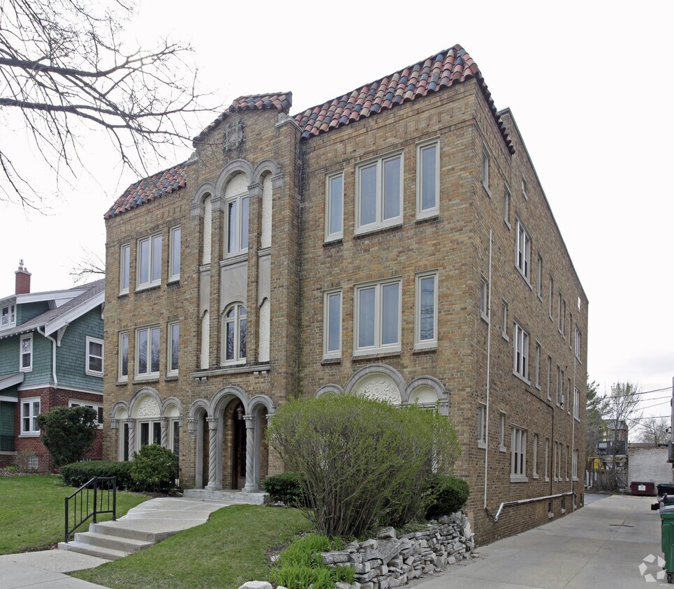 Building Photo - 1809 E Lake Bluff Blvd