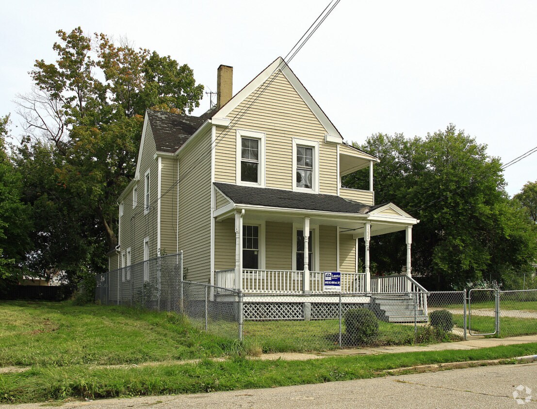 Primary Photo - 1331-1333 Russell Rd