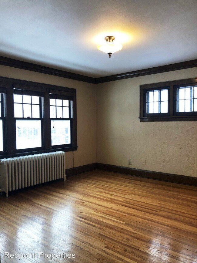 Building Photo - 812 Broadway N