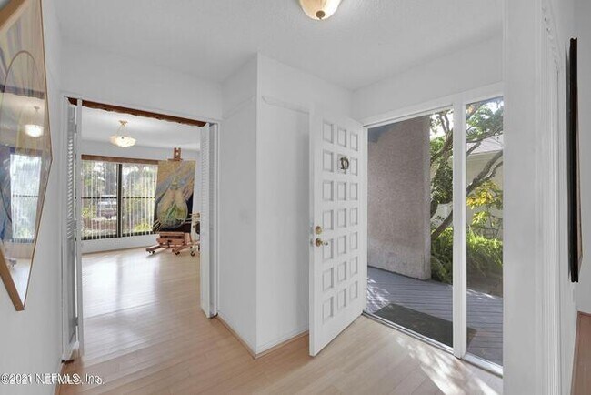 Foto del edificio - 2437 Burgundy Ct