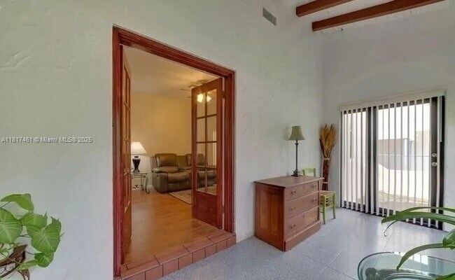 Building Photo - 418 SW 18th Ct