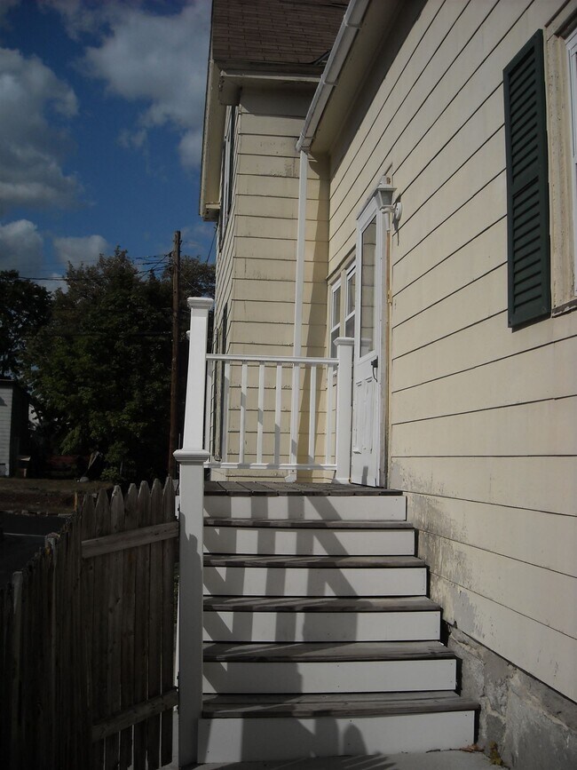 Building Photo - 33 Lincoln Ave