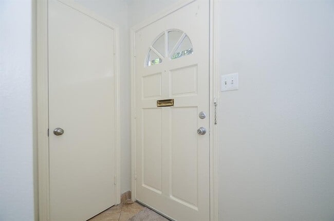 Building Photo - 2410 Jamestown Mal