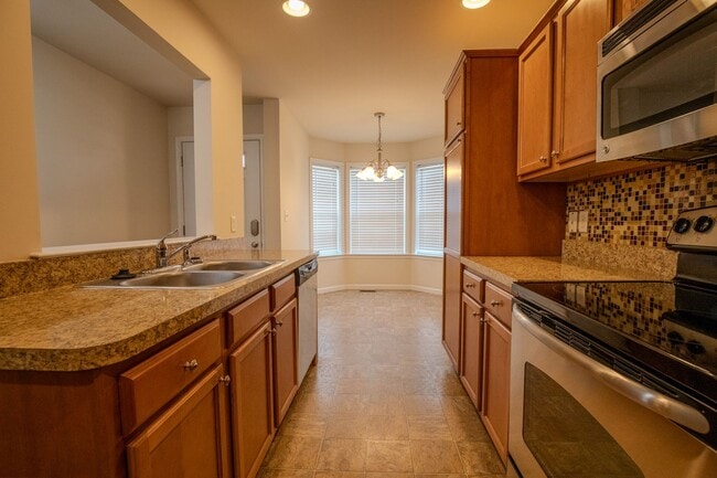 Foto del edificio - Spacious 3BR Townhome in Harrisburg – First-floor primary bedroom, Garage & Deck!