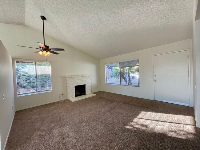 Foto del edificio - 4 bed-2 bath Single Story House with 2-Car...