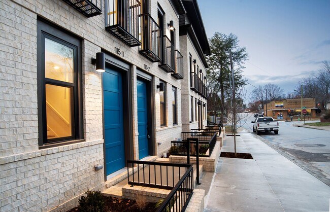Foto del edificio - Sleek & Charming Newly Constructed Townhouse in Downtown Fayetteville!