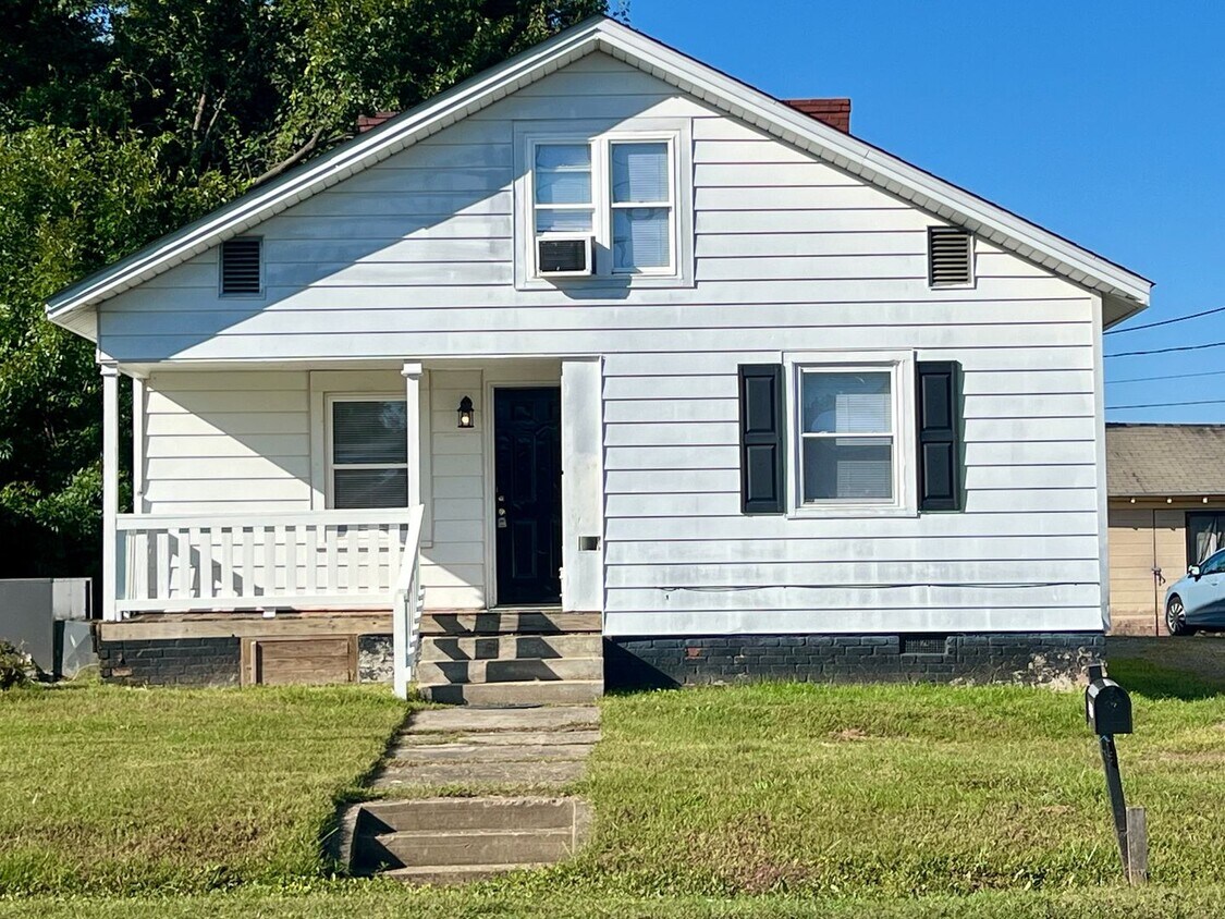 Primary Photo - 3 bedroom, one bath in Burlington