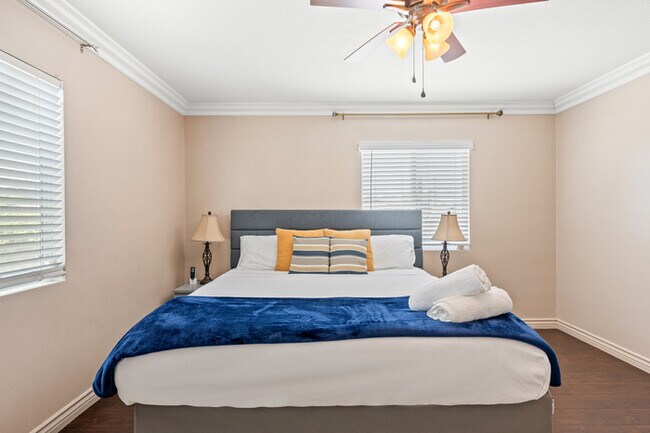 Foto del edificio - Fully Furnished 2BR Home with Crib — Mid-T...