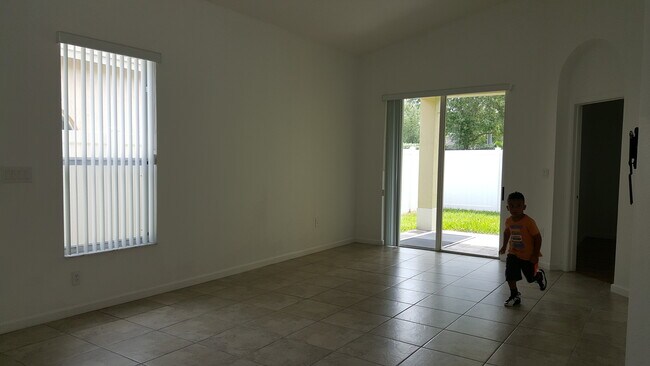 Foto del edificio - 1025 NE 37th Pl
