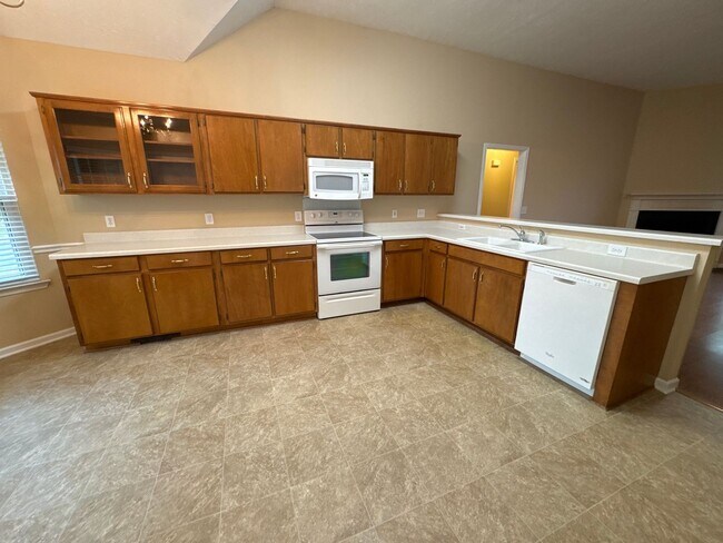 Foto del edificio - Spacious 3-Bedroom Home with Garage & Larg...