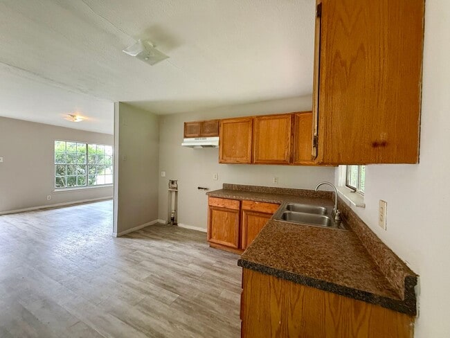 Building Photo - 4-Bedroom in Skyline Park