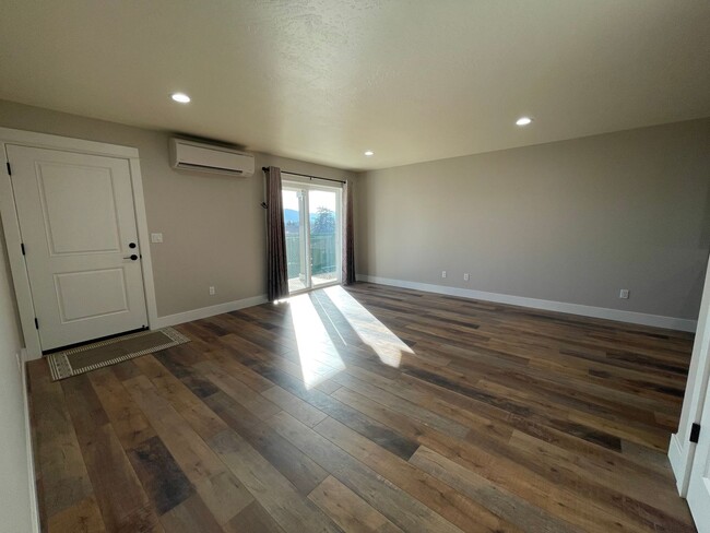 Building Photo - Newer 2 bedroom 2 bath duplex