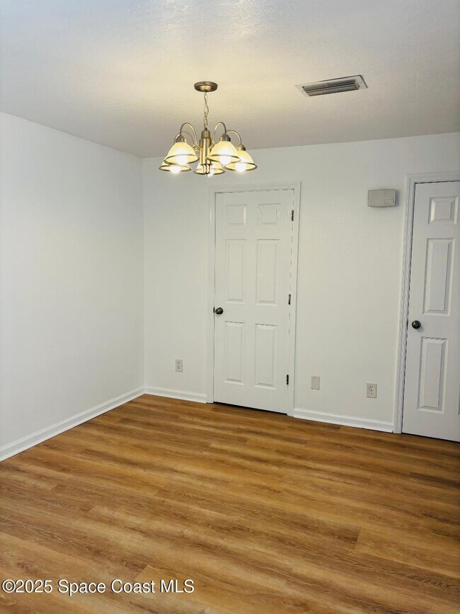 Foto del edificio - 3915 Vista Oaks Cir NE