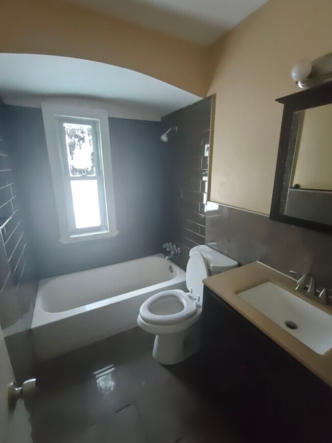 Foto del edificio - 615 E Mansfield Ave